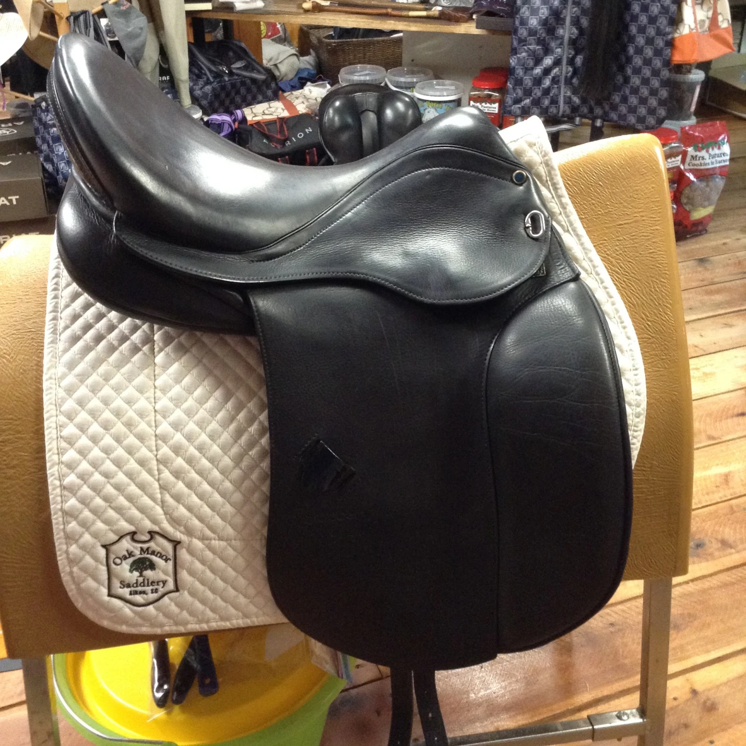 2020 Stubben 1894 Dressage Saddle - 17.5" 10 2020 Stubben 1894 Dressage Saddle - 17.5" - Image 8