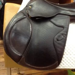SOLD M Toulouse Premia Jump Saddle - 18" 20 SOLD M Toulouse Premia Jump Saddle - 18" -For the Horse Store IMG 5156